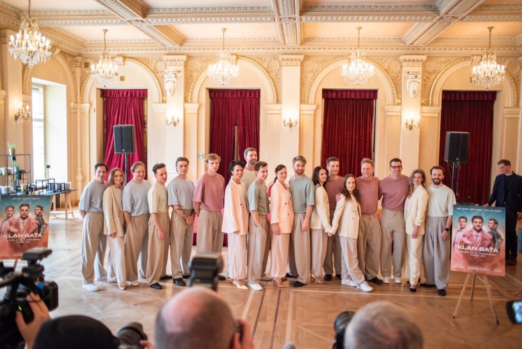 Oskar Hes, Marek Lambora a další protagonisté muzikálu Klan Baťa intenzivně zkoušejí – premiéra bude 16. a 17. června