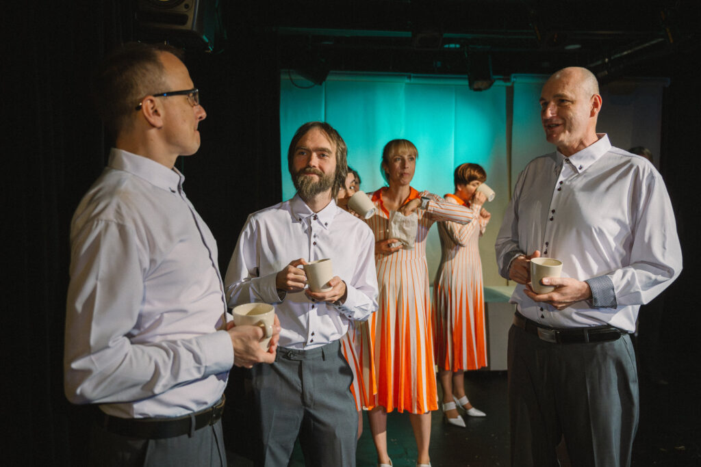 Najdi si partnera, nebo skončíš jako zvíře. Divadlo Exil nabídne premiéru inscenace Humr